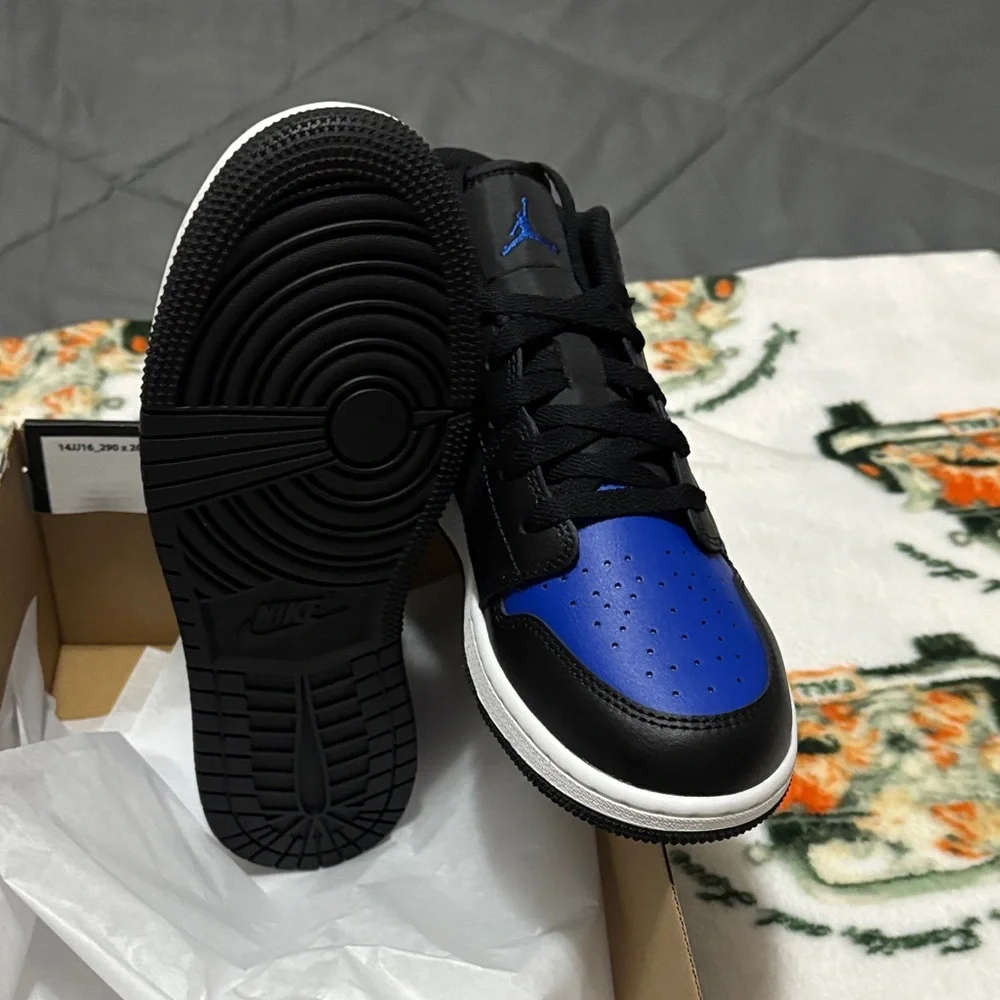 Jordan Men's Black and Royal Blue Sneakers